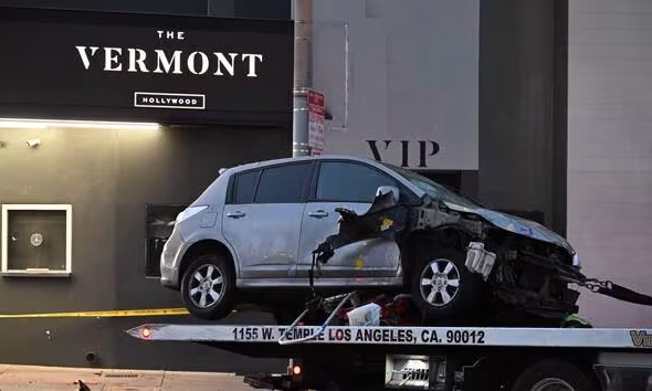 Une voiture percute des piétons à Los Angeles : 31 blessés à East Hollywood. La piste accidentelle est privilégiée par les enquêteurs.