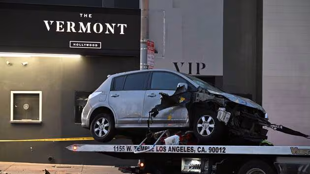 Une voiture percute des piétons à Los Angeles : 31 blessés à East Hollywood. La piste accidentelle est privilégiée par les enquêteurs.