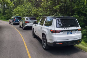 Découvrez le comparatif 2025 des gros SUV américains : Tahoe, Expedition, Yukon, Escalade, Wagoneer et Durango. Dimensions, prix, fiabilité, rappels et notes.