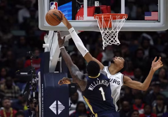 Victor Wembanyama qui contre Zion Williamson