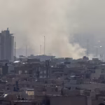 De la fumée après les frappes américaine et israélienne en Iran