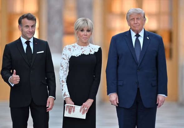 Accord de paix entre les États-Unis et l'Iran signé à Versailles : une nouvelle étape diplomatique au Moyen-Orient 1 Emmanuel Macron et sa femme Brigitte Macron avec Donald Trump